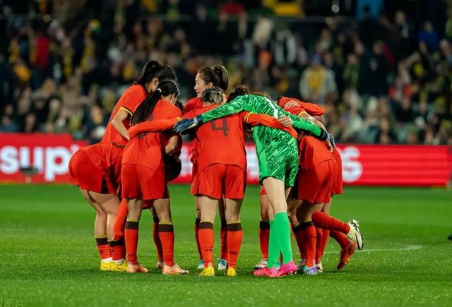 精彩的女足比赛现场充满紧张氛围 精彩的女足比赛现场充满紧张氛围