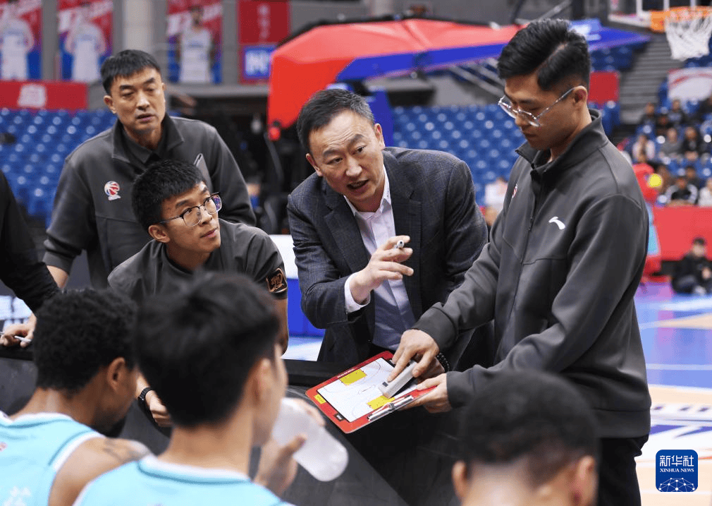 爱游戏官网入口-职业篮球队员将在场上展开激烈竞争