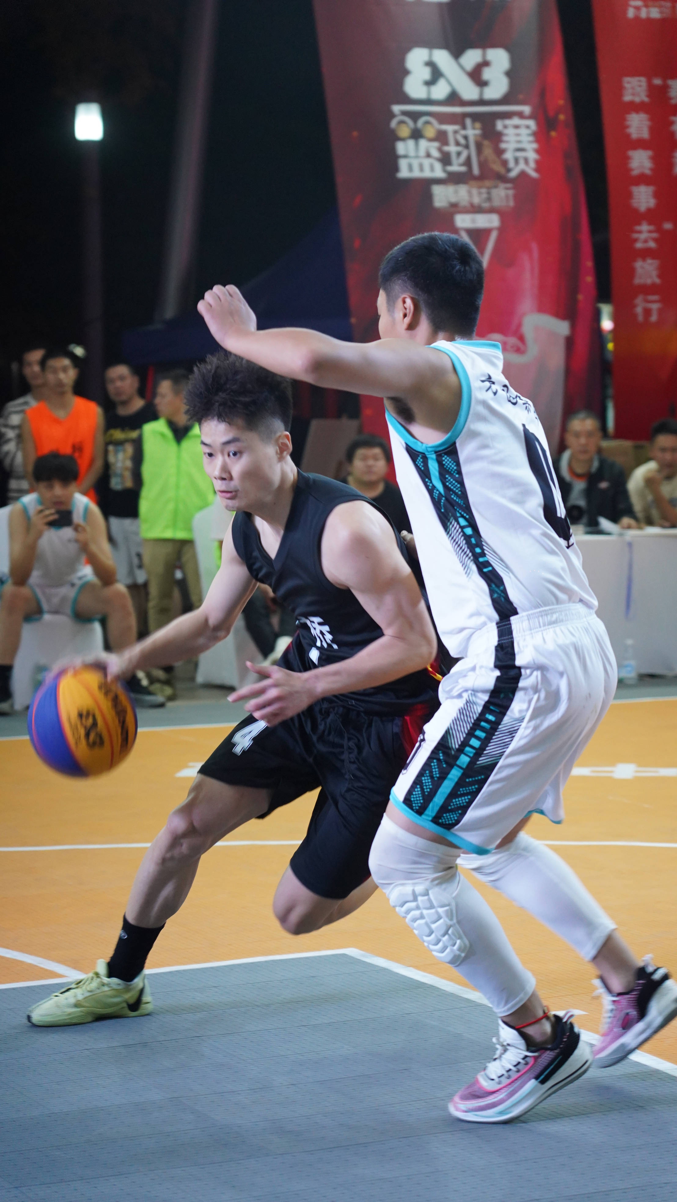 职业篮球队员将在场上展开激烈竞争 职业篮球队员将在场上展开激烈竞争