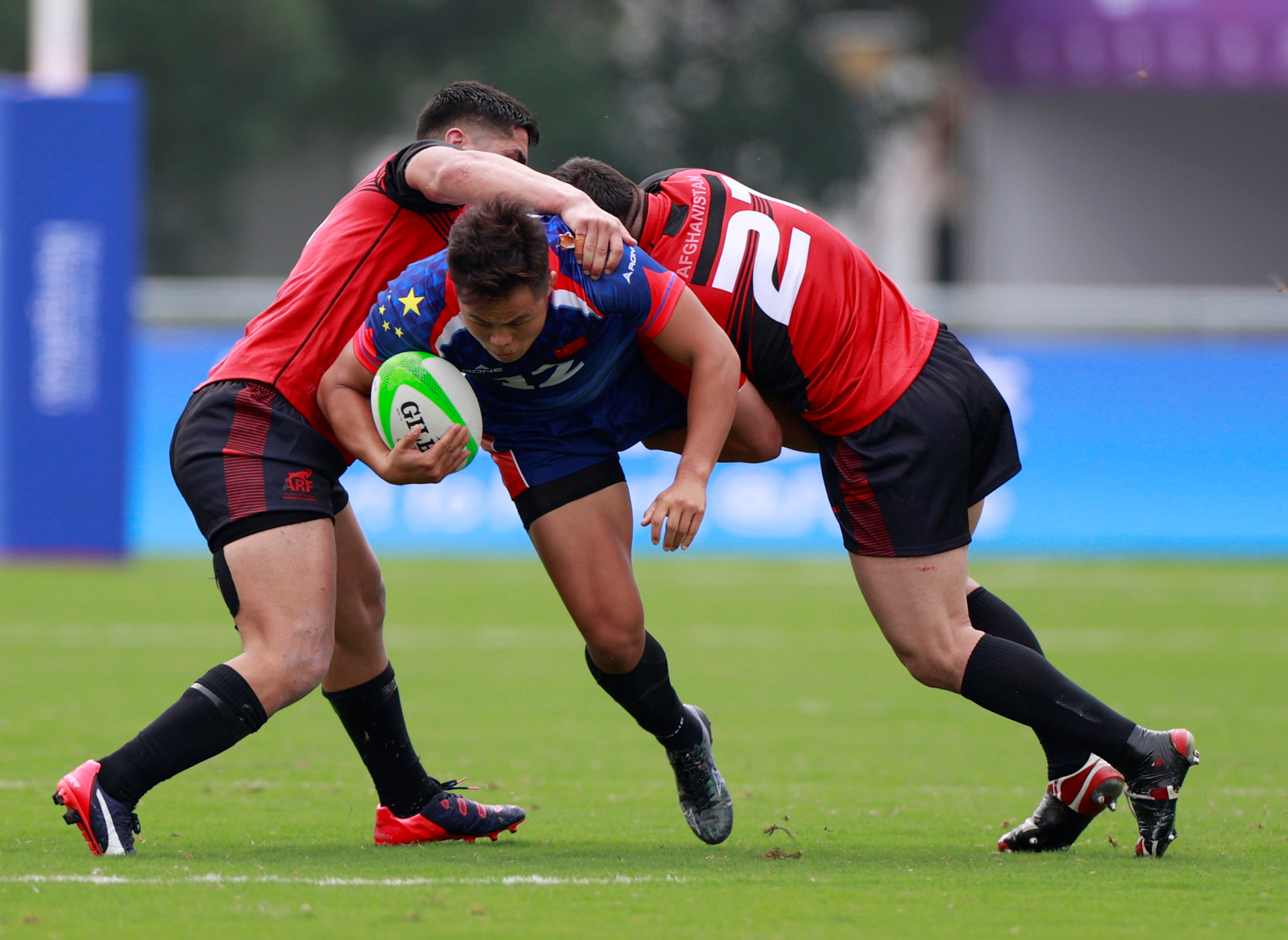 比赛中球员们积极拼搏,力争胜利 比赛中球员们积极拼搏,力争胜利