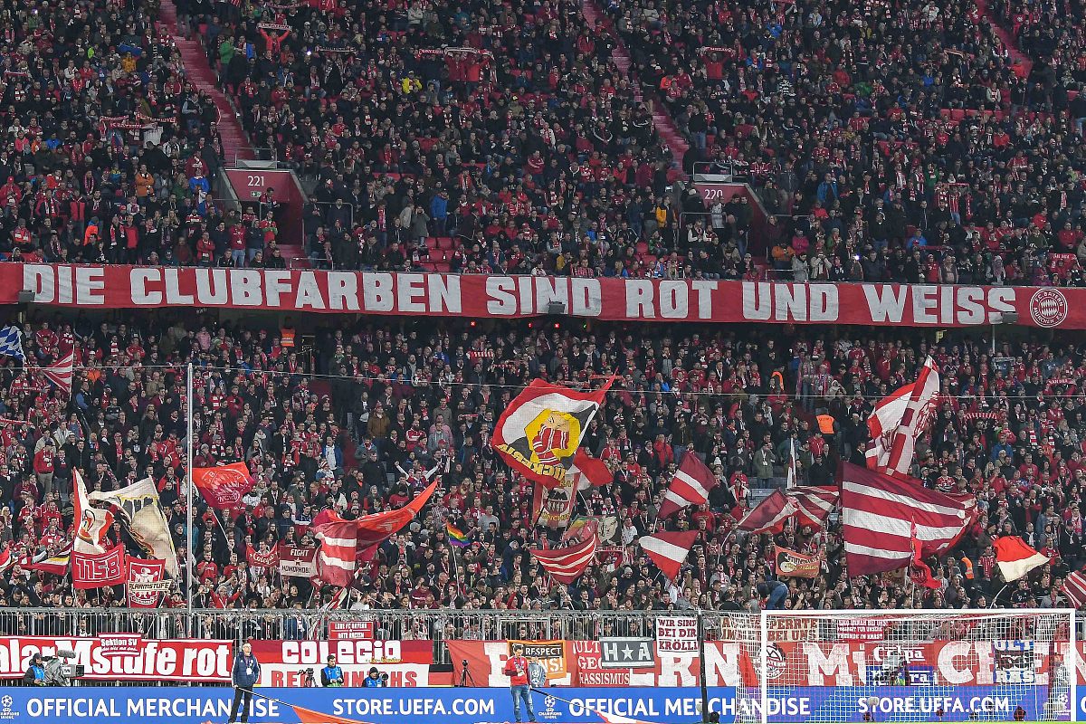 比赛中球员们积极拼搏,力争胜利 比赛中球员们积极拼搏,力争胜利