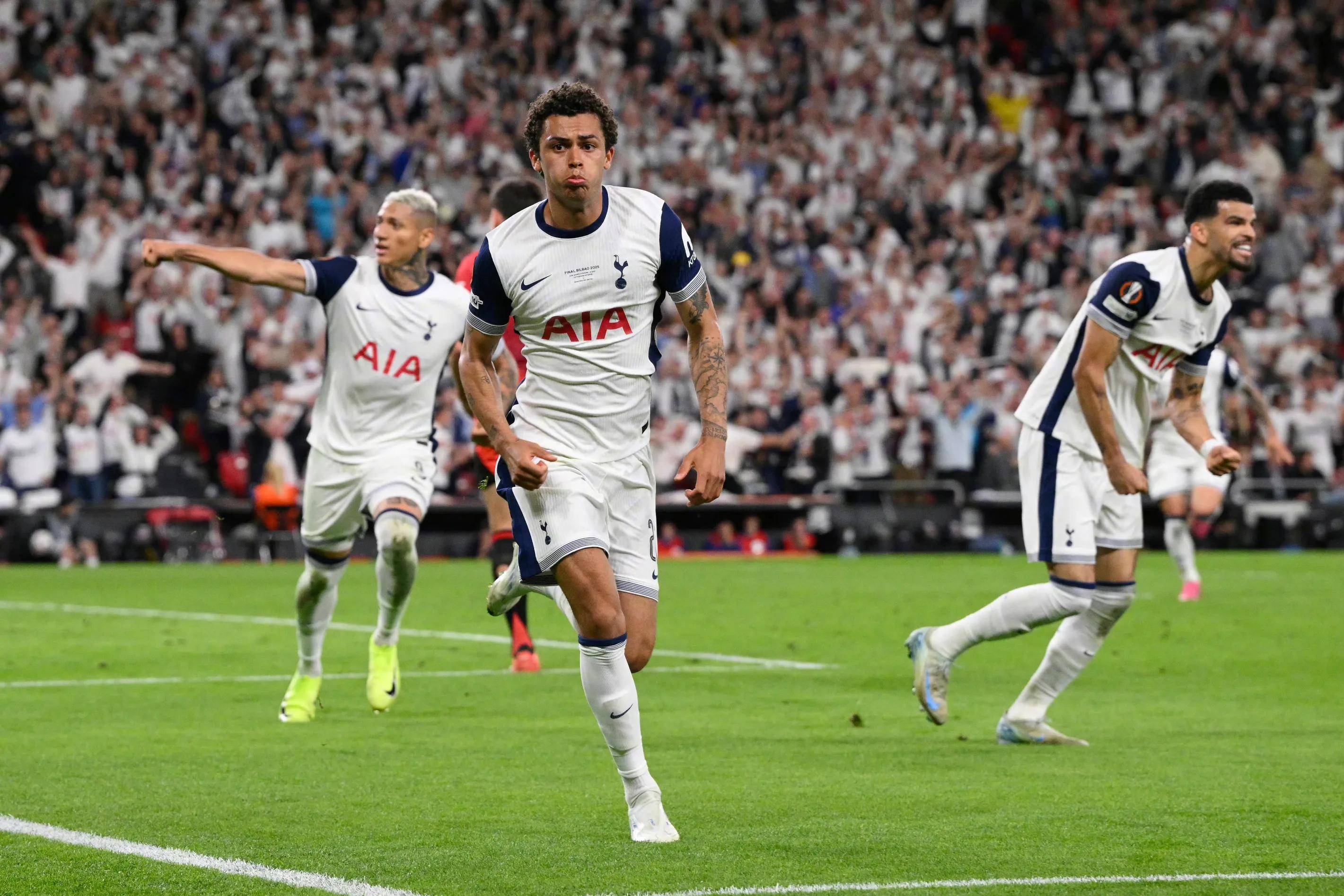 巴黎战胜曼联，欧洲巨人交锋轰动赛场