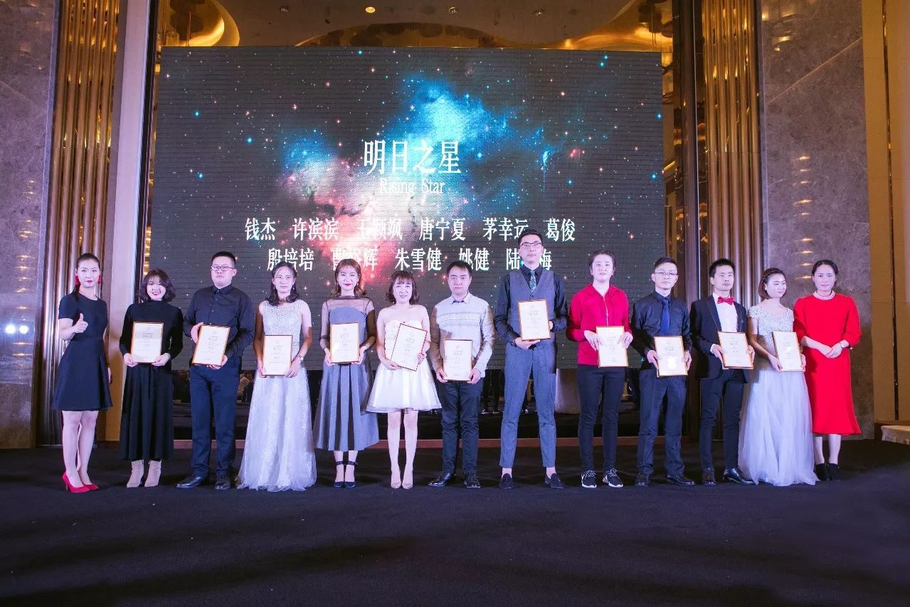 欢乐时光：射击选手欢庆佳绩