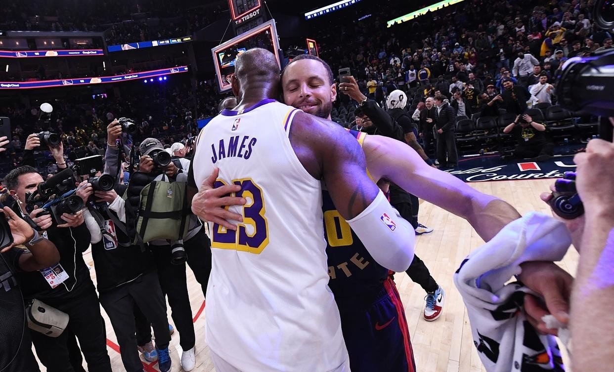 湖人队连战连胜,冲击西部第一位置 湖人队连战连胜,冲击西部第一位置