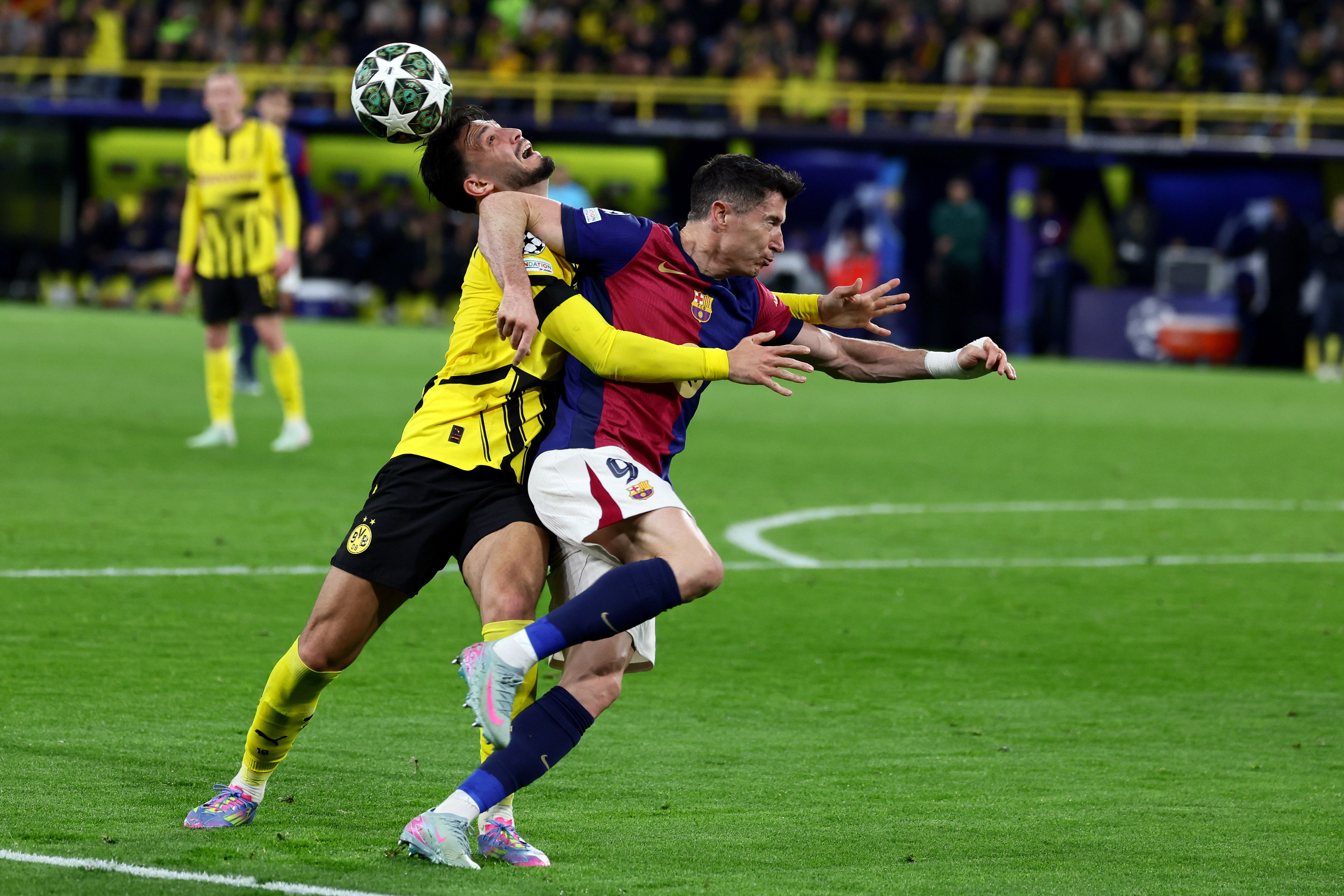 足球联赛冠军争夺战持续激烈展开 足球联赛冠军争夺战持续激烈展开