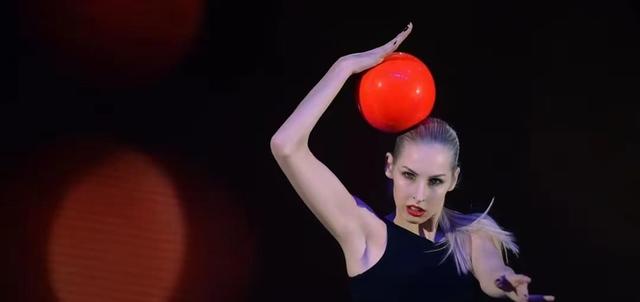 爱游戏官方入口-俄罗斯体操选手勇夺金牌，飒爽英姿