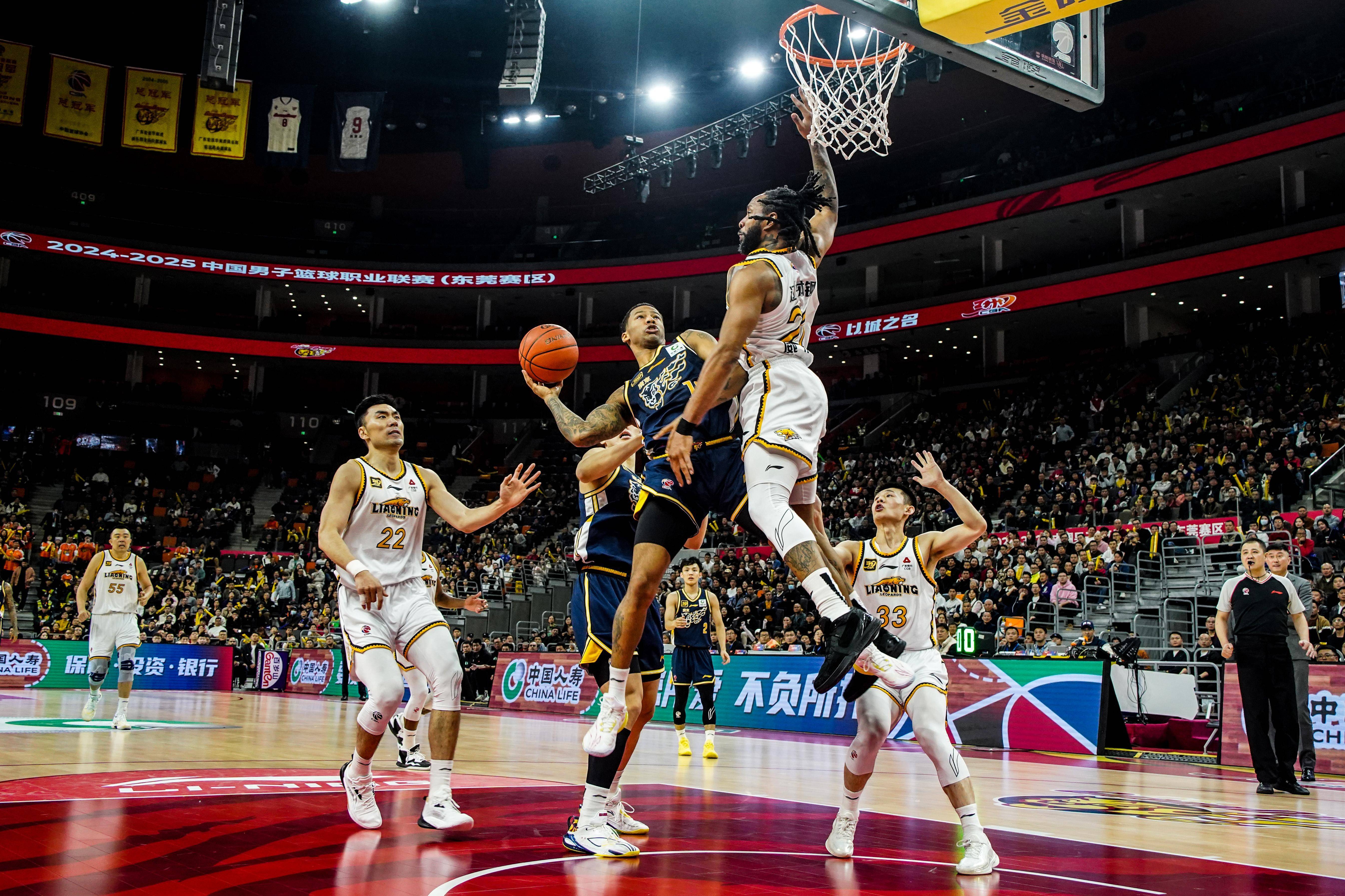 爱游戏-卫冕冠军再夺胜，CBA联赛冲向巅峰的简单介绍