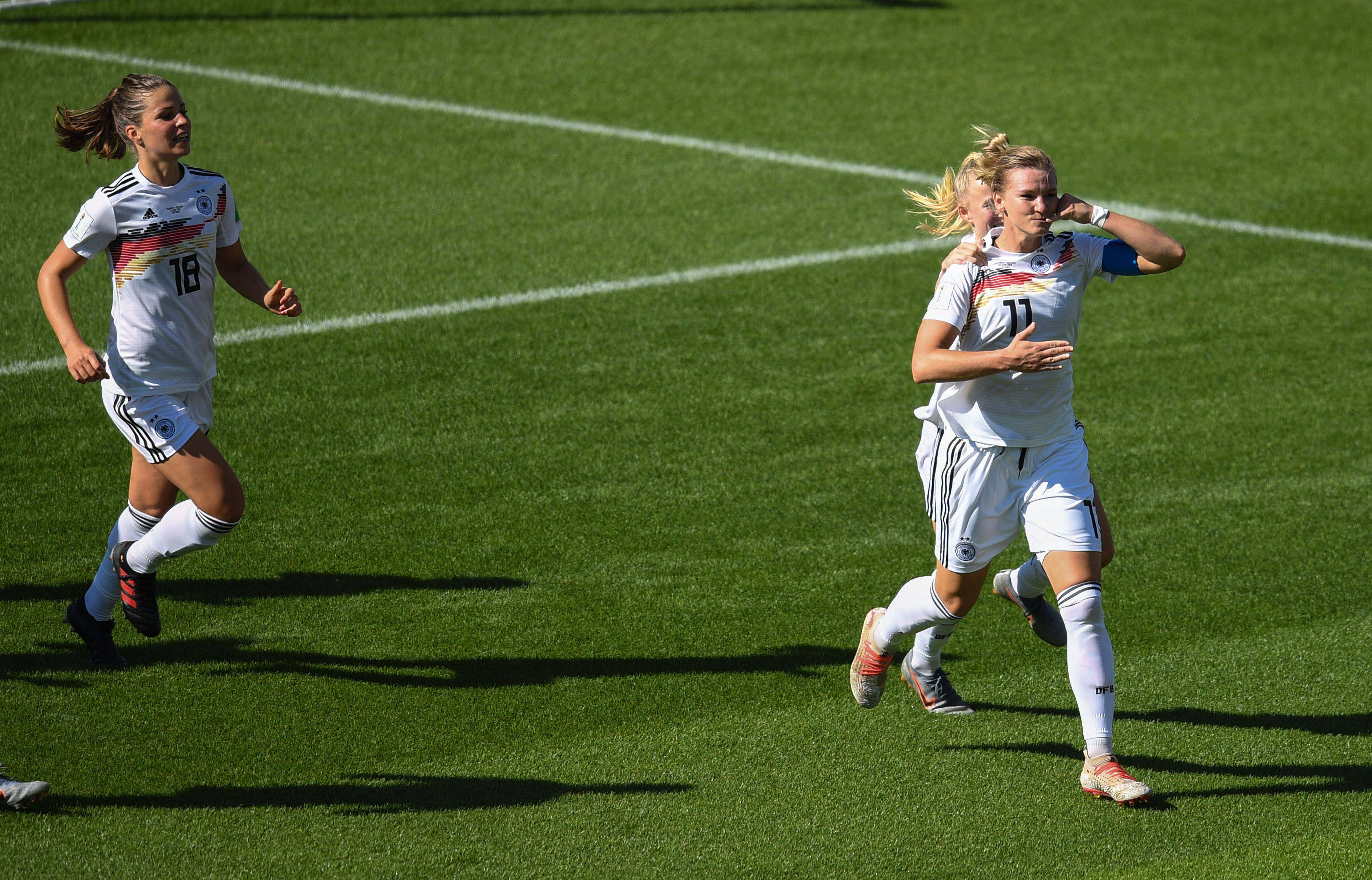 爱游戏亚洲官网-包含西班牙女足遭遇德国队，备战国际杯赛的词条