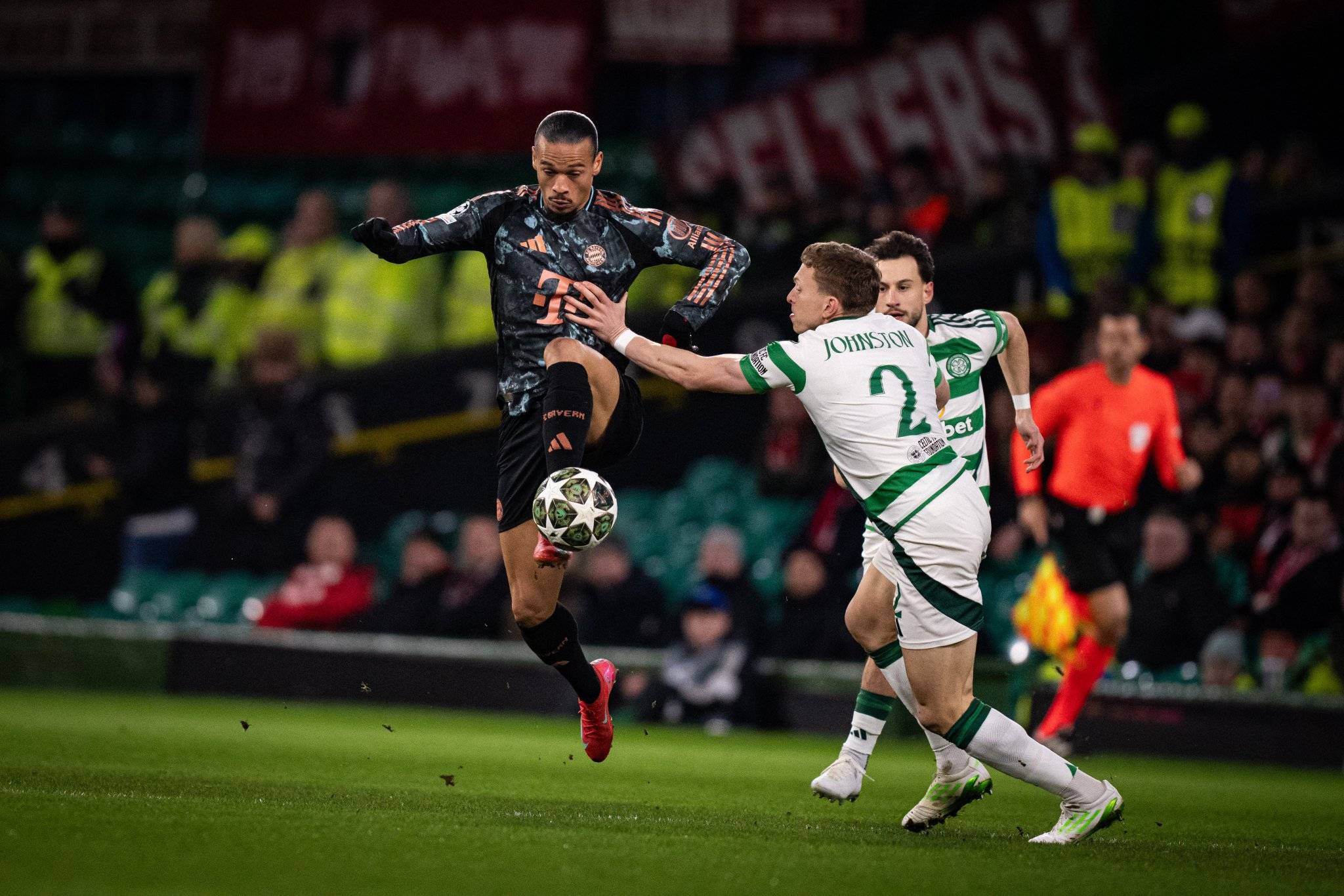 拜仁莱万破门，击败阿贾克斯晋级八强