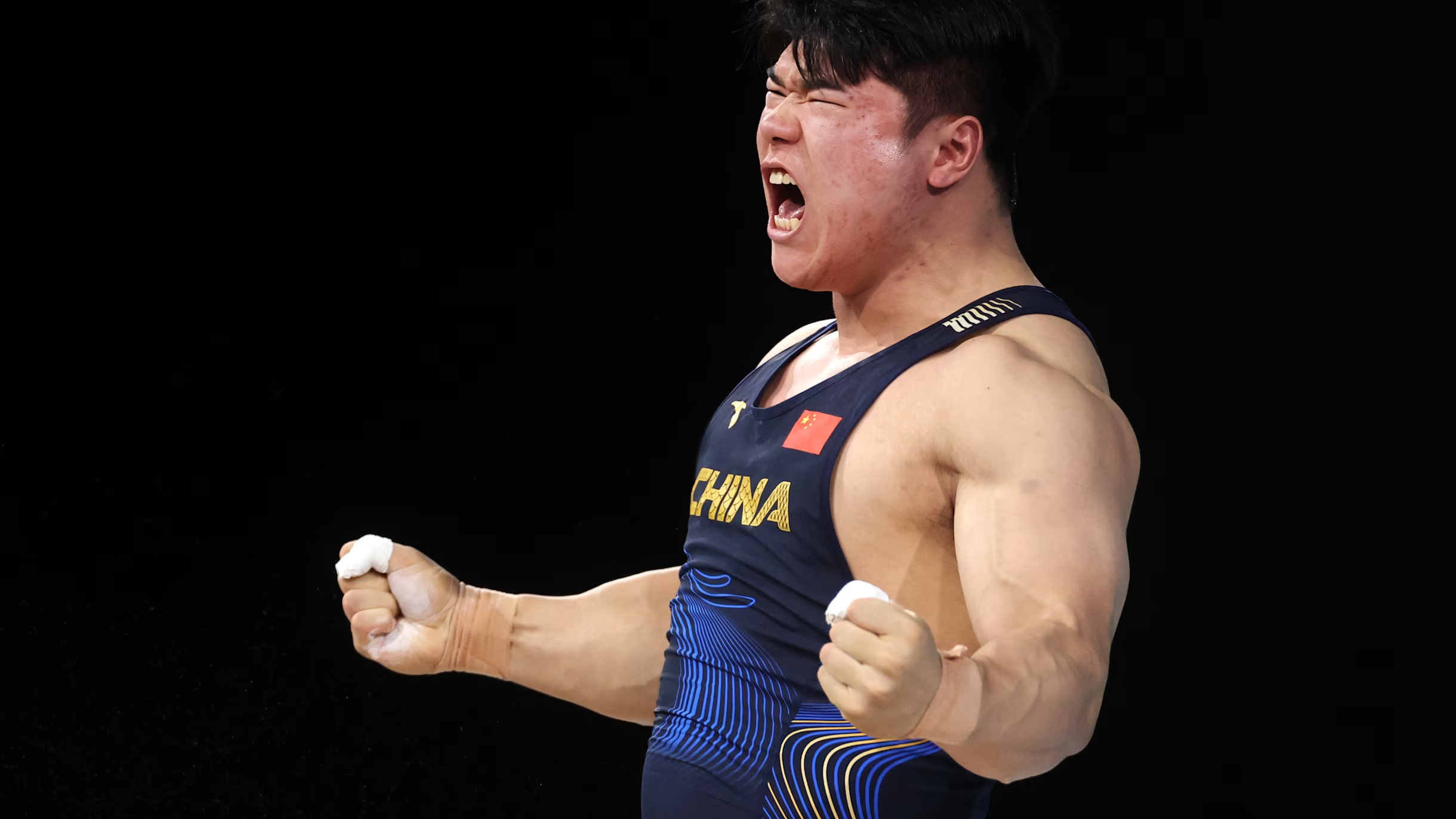 爱游戏官方登录入口-举重运动员赢得银牌，力量超群