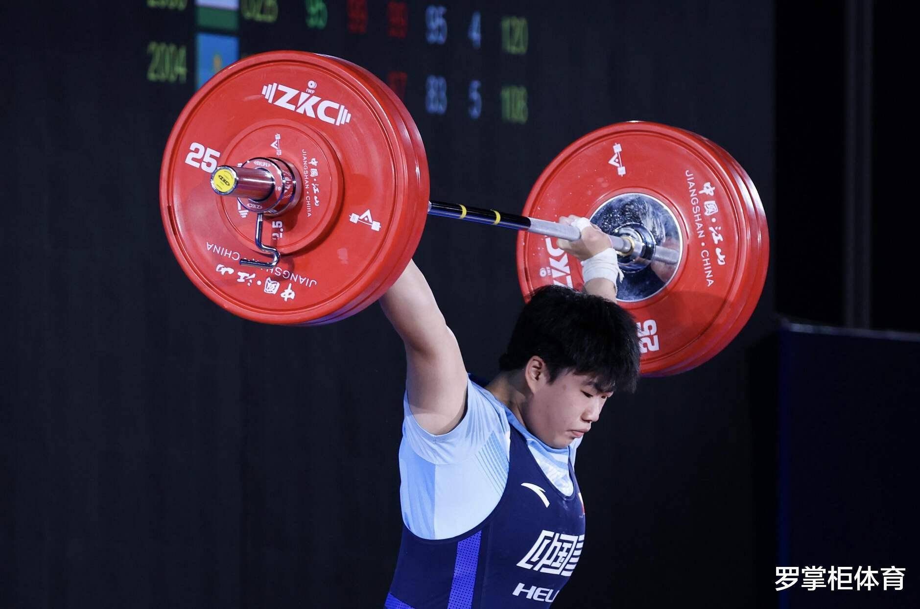 举重运动员赢得银牌,力量超群 举重运动员赢得银牌,力量超群