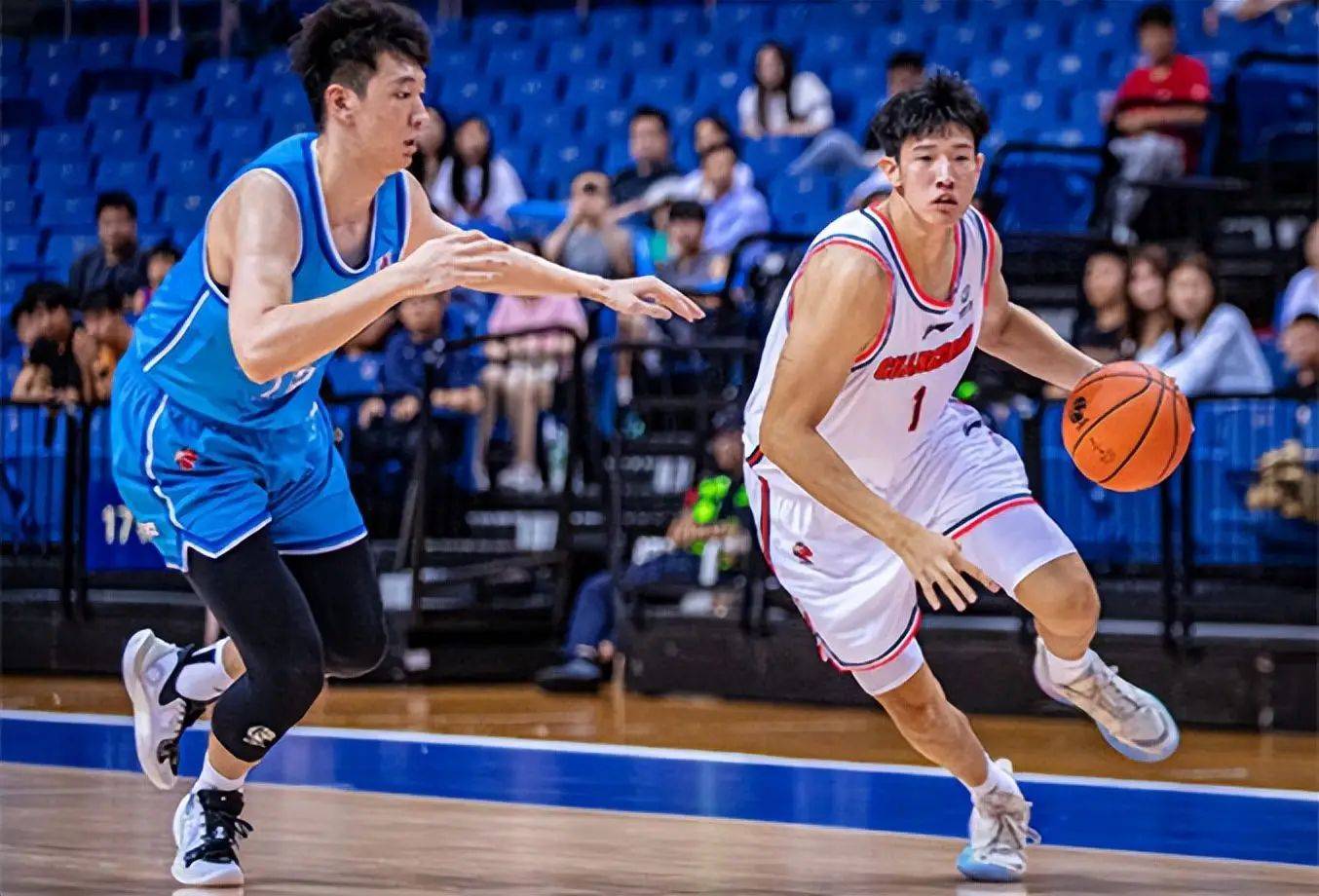 爱游戏官网-广东队主场大比分战胜对手，实现六连胜