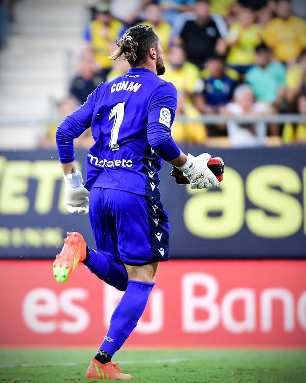 瓦伦西亚后卫送礼,助攻打破僵局 瓦伦西亚后卫送礼,助攻打破僵局