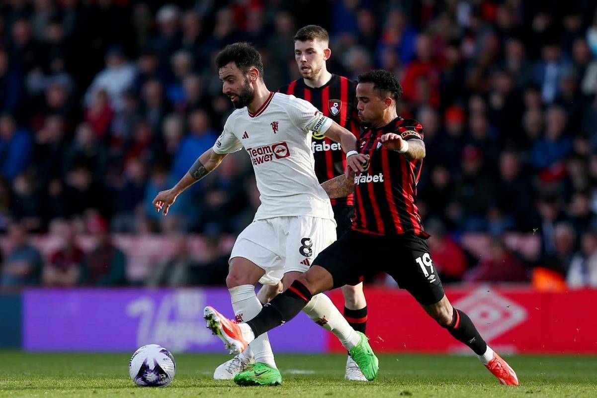 爱游戏官网-足球比赛掀起热潮，各队实力悬殊激烈对抗