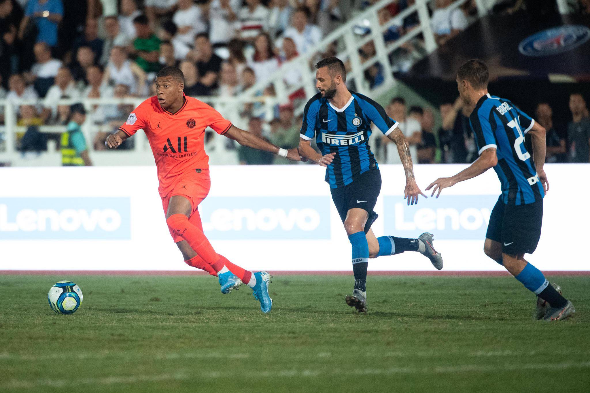 精彩对决!欧预赛球员争夺胜利,令人惊叹 精彩对决!欧预赛球员争夺胜利,令人惊叹