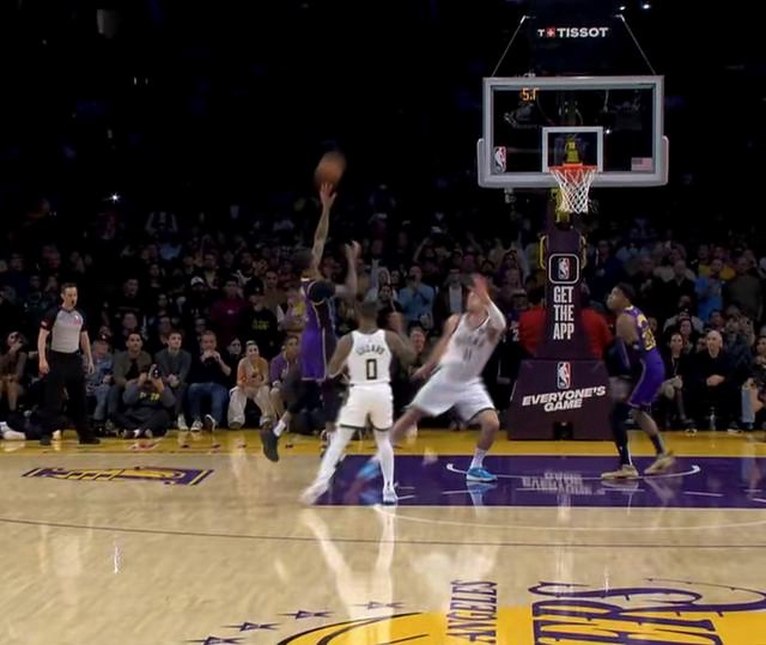 爱游戏中国官网-雄鹿遭遇湖人一波败北结束