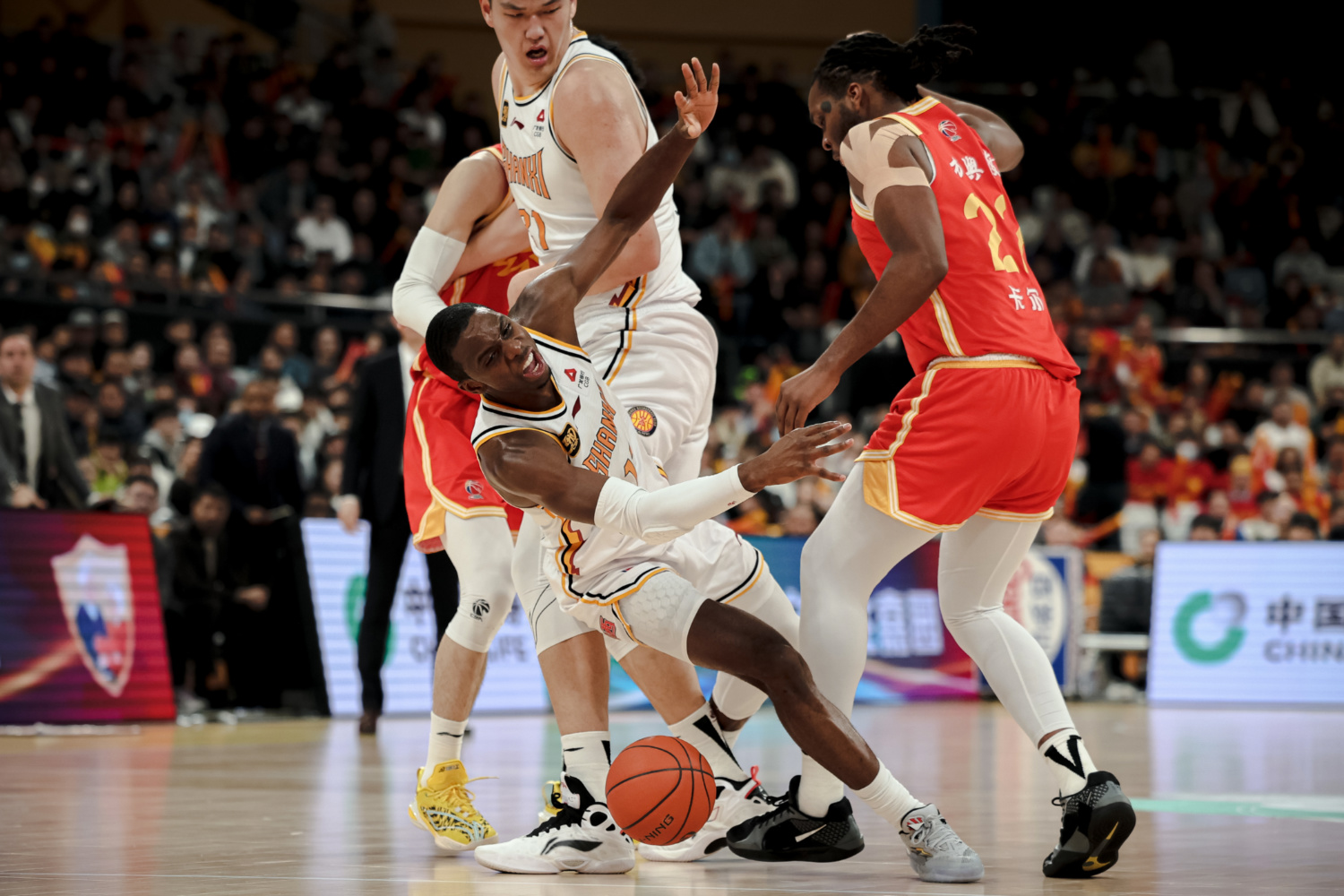 爱游戏亚洲官网-劲敌对抗！两支球队在赛场上争夺胜利的简单介绍